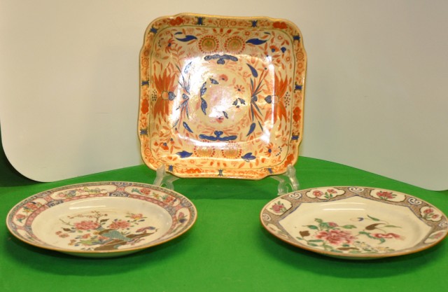 TWO FAMILLE ROSE PLATES DECORATED WITH PEONIES, RIM CRACKS, ALONG WITH ENGLISH IMARI PATTERN PLATE