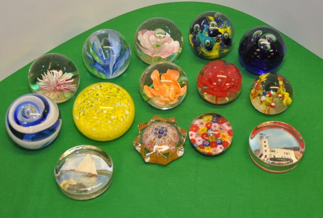 FOURTEEN SMALL GLASS PAPER WEIGHTS, VARIOUS COLOURS AND DESIGNS