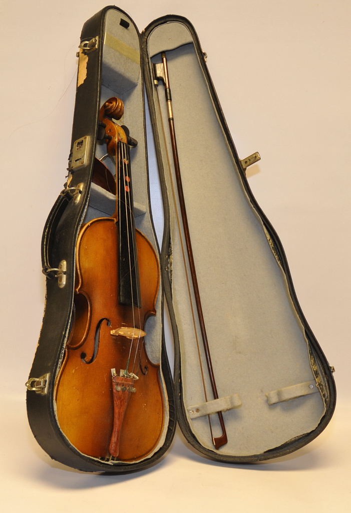 FULL SIZE VIOLIN IN CASE WITH BOW