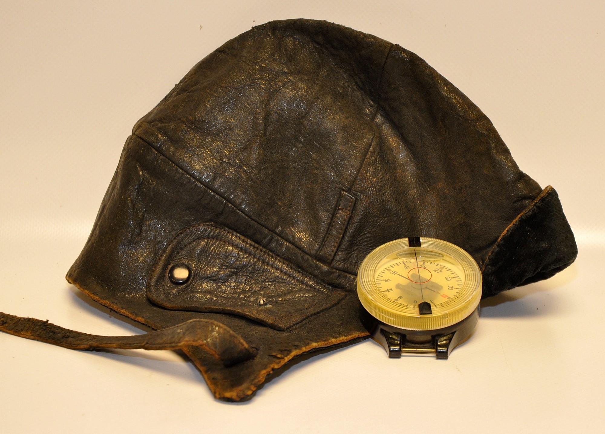 LEATHER FLYING HELMET TOGETHER WITH GERMAN WRIST COMPASS SECOND WORLD WAR, MARKED AK39 F123235--1