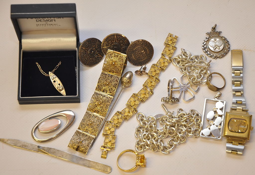 COLLECTIVE LOT OF JEWELLERY INCLUDING SEIKO WATCH, COSTUME ITEMS AND SILVER PENDANT