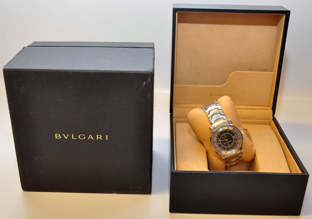 BVLGARI SOLO TEMPO WATCH, STAINLESS STEEL BODY AND BRACELET ON BLACK FACE, BVLGARI LOGO AROUND THE