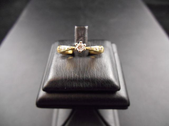 An 18ct gold ring set with centre diamond on diamond shoulders, size N - approx gross weight 3.9g