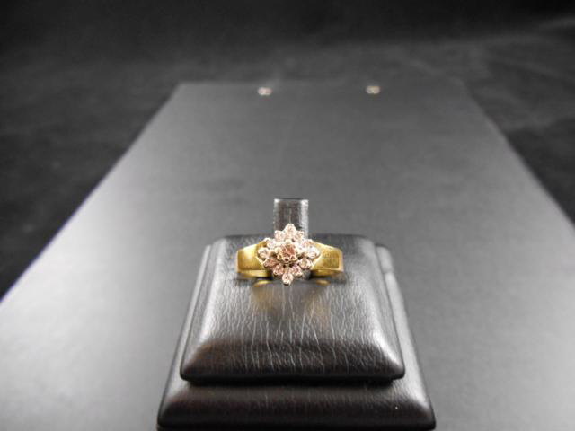 An 18ct gold ring set with diamond cluster, size K, approx gross weight 3.3g