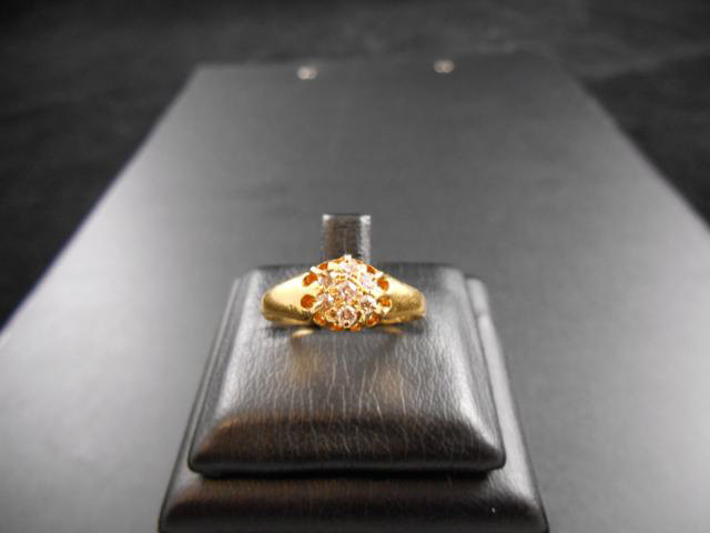 An 18ct gold ring with diamonds in cluster setting, size O - approx gross weight 2.3g