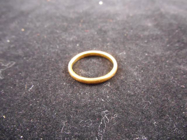 A 22ct gold wedding ring, size R 1/2 - approx weight 4.3g