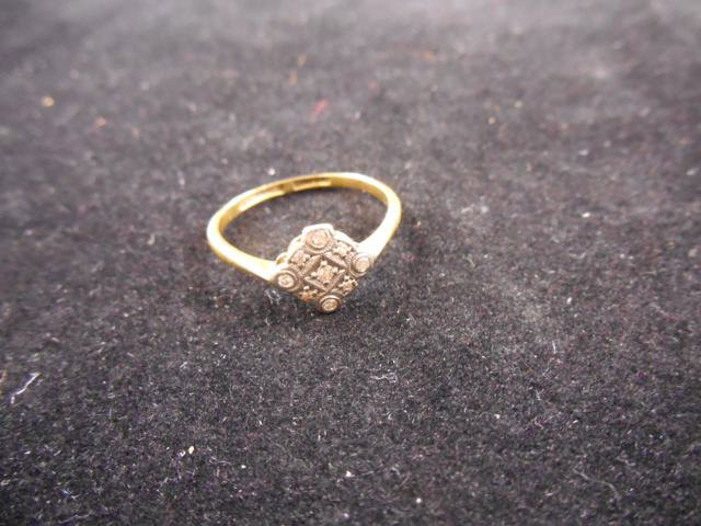 An 18ct gold ring with square set diamonds, size P - approx gross weight 2g