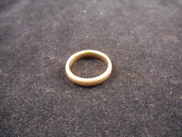 A 9ct gold wedding band - approx weight 3.7g