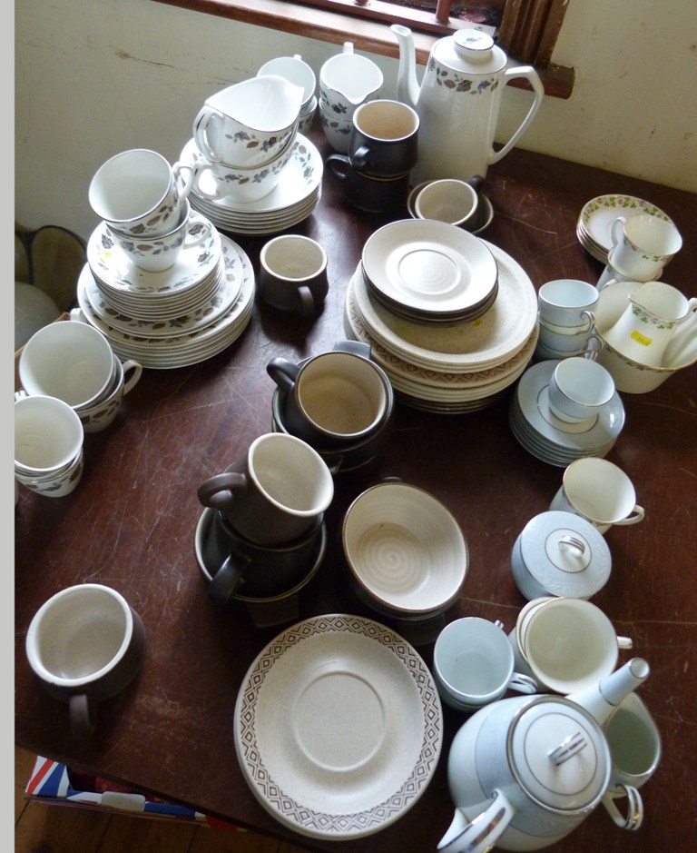 An Alfred Meakin Springwood Pattern Part Tea and Coffee Service, together with a collection of other