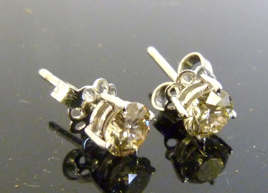 A Pair of 18ct White Gold Diamond Ear Studs, approx 1.50ct
