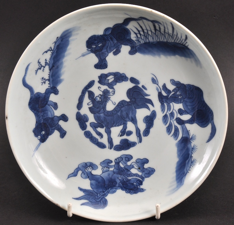 AN EARLY 19TH CENTURY CHINESE BLUE AND WHITE PLATE painted with shi shi dogs. Graze to rim. 7.5ins