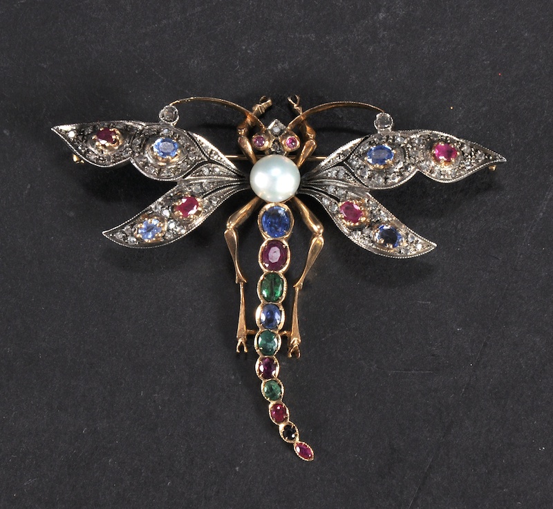 A SUPERB DIAMOND, RUBY, EMERALD AND PEARL SET GOLD DRAGONFLY BROOCH.