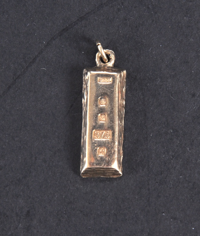 A 9CT GOLD WEIGHT.