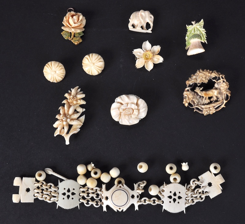A BAG OF IVORY BROOCHES ETC.