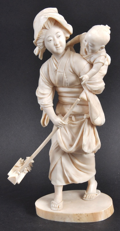 A FINE EARLY 20TH CENTURY JAPANESE MEIJI PERIOD IVORY OKIMONO depicting a female and child holding