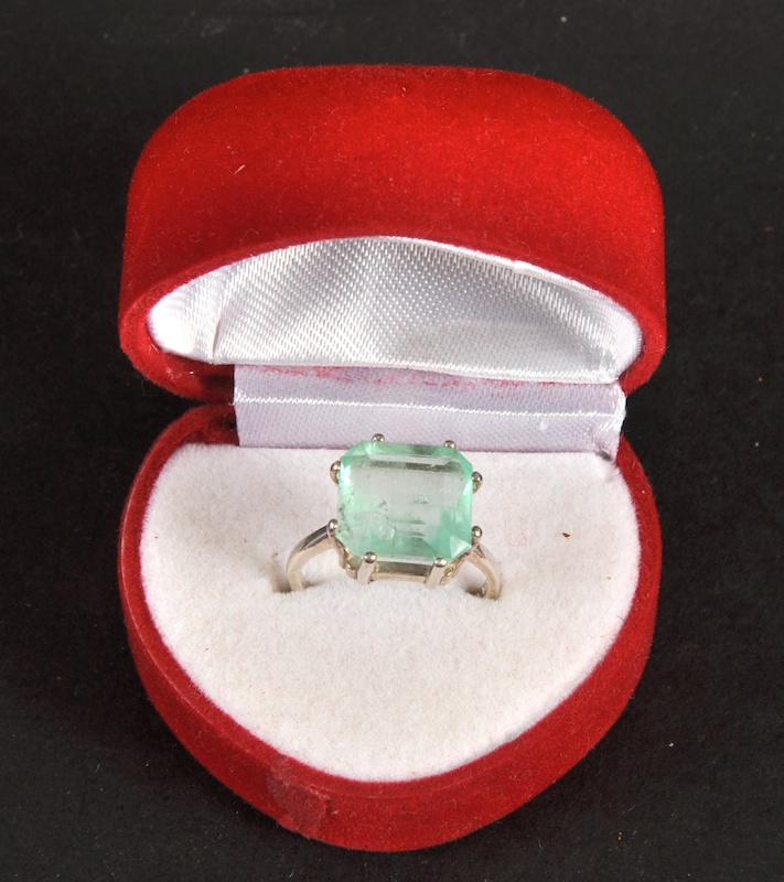 A good silver ring set with a 7.73ct emerald