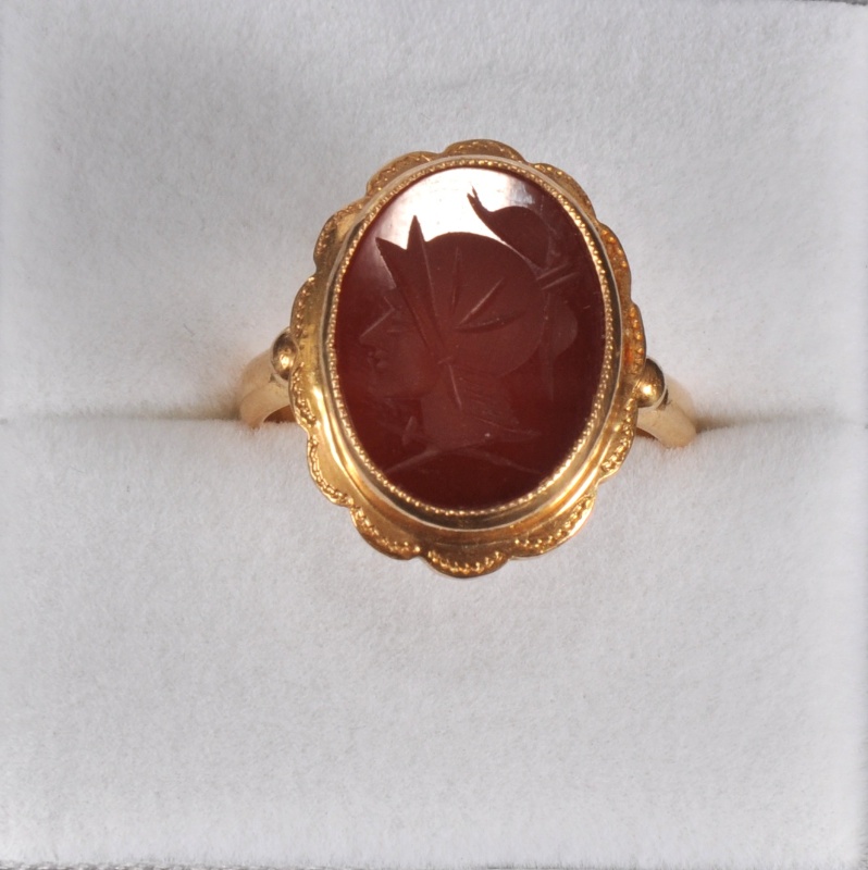 A GENTLEMAN’S GOLD OVAL FOB RING.