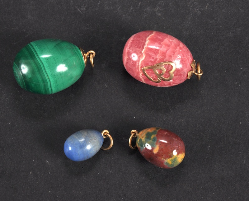 FOUR SMALL RUSSIAN HARDSTONE EGG PENDANT.