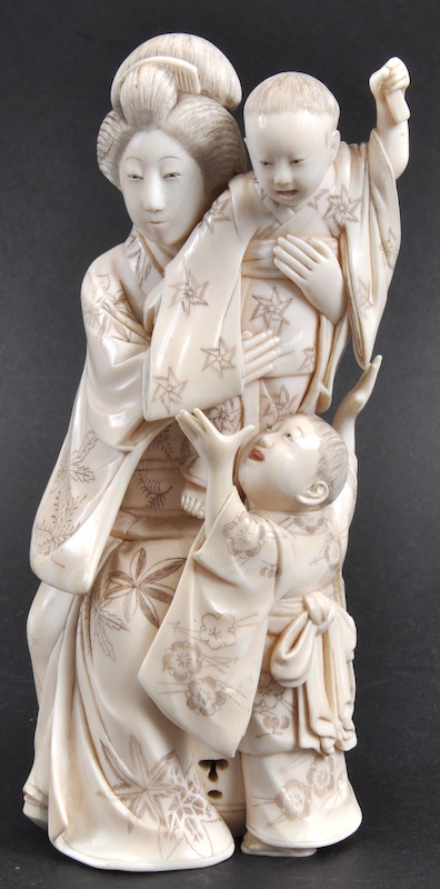 AN EARLY 20TH CENTURY JAPANESE MEIJI PERIOD TOKYO SCHOOL OKIMONO depicting a mother and two