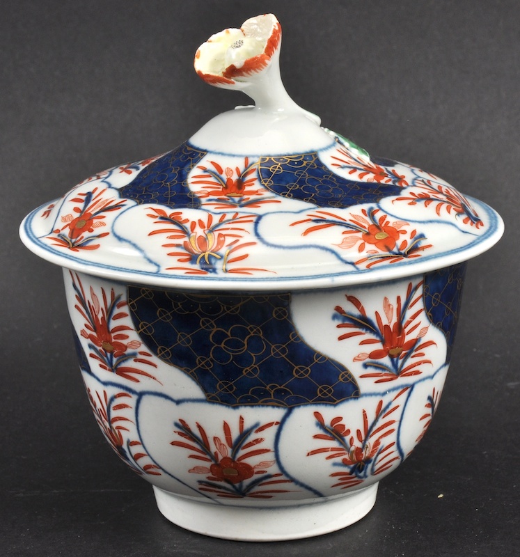AN 18TH CENTURY WORCESTER SUCRIER AND COVER painted with an imari version of the Floral Queens
