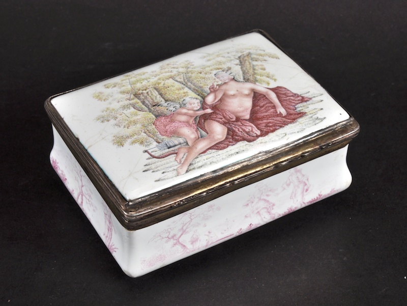 A 19TH CENTURY FRENCH RECTANGULAR SNUFF BOX, the lid with a classical nude and two cupids. 3.5ins