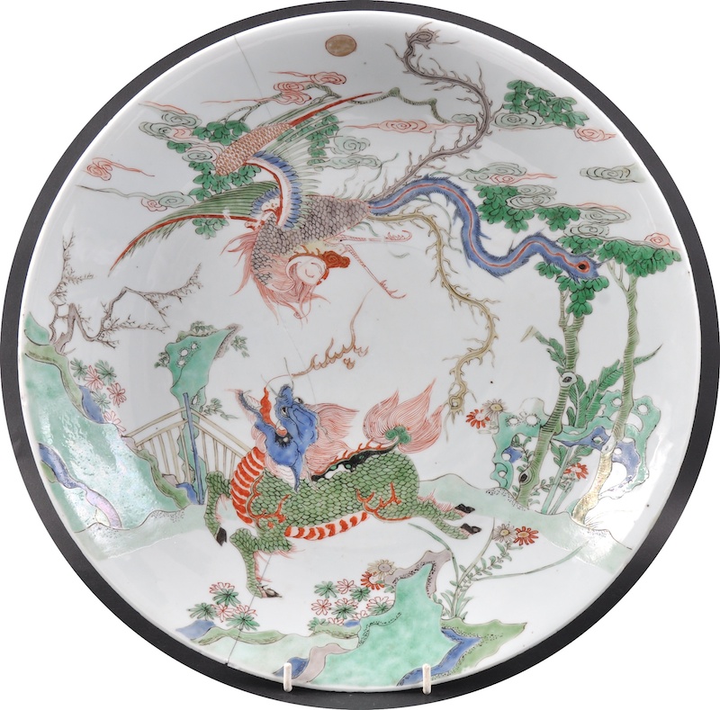 A CHINESE FAMILLE VERTE KANGXI PORCELAIN CIRCULAR CHARGER C1700 enamelled with a roaming beast