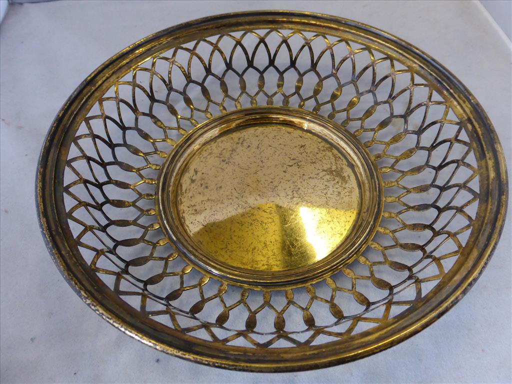 PIERCED SILVER GILT BASKET, APPROX. 11 OZS. WILLIAM COMYNS, LONDON 1905 APPROX. 9 INS. DIA. P&P 18