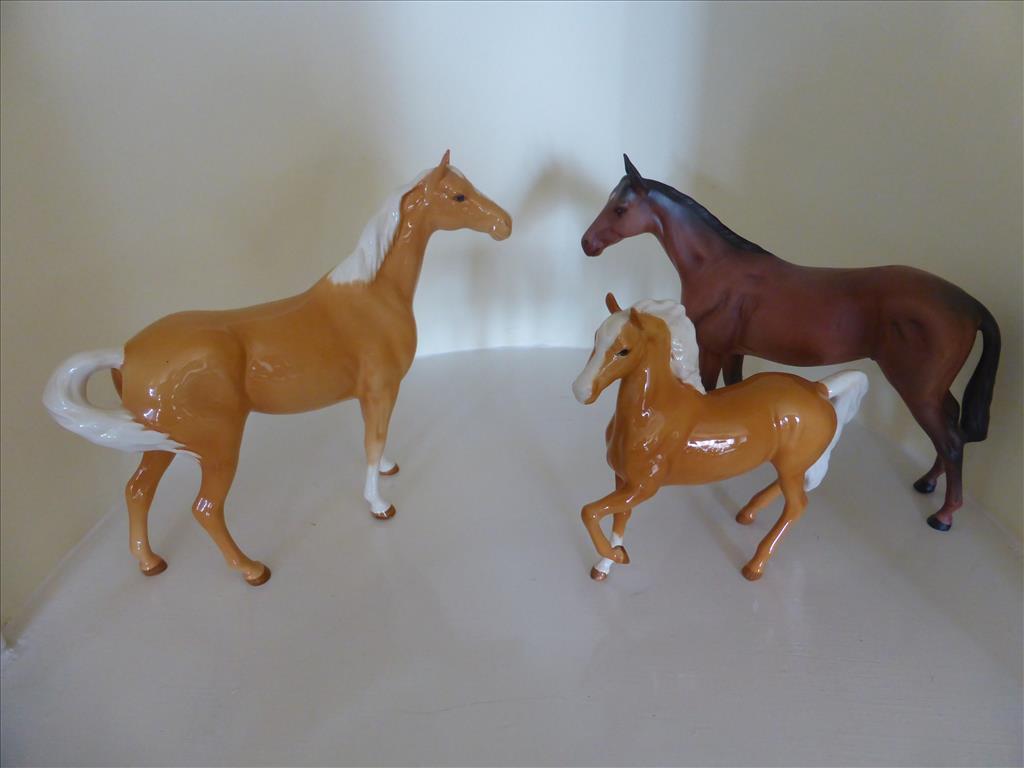 3 BESWICK HORSE FIGURES, BAY MARE, PALOMINO FOAL LEFT FOOT UP AND PALOMINO MARE FACING RIGHT P&P 30