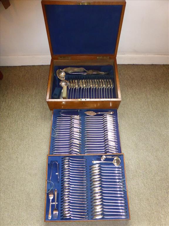 SUPERB ELKINGTON & CO. 18 PLACE CANTEEN OF SILVER FLATWARE, BIRMINHAM 1877, 103 PCS. APPROX. 213