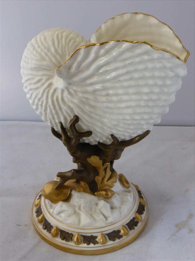 19TH CENTURY ROYAL WORCESTER NAUTILUS VASE ON GILDED CORAL AND SHELL SUPPORT, APPROX. 8.5 INS. P&P