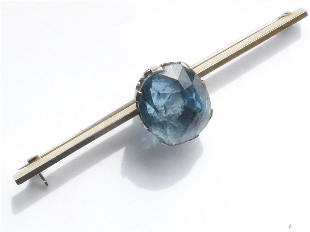 WHITE METAL BAR BROOCH SET WITH A LARGE OVAL AQUAMARINE (NOT TESTED) APPROX. 17mm X 15mmPostage Cost