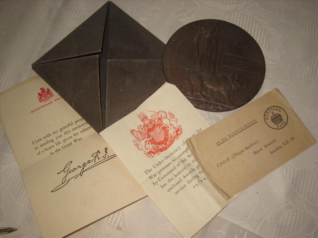 WWI DEATH PLAQUE TO THOMAS MORRIS HAFFIELD IN ORIGINAL CARD ENVELOPE WITH BUCKINGHAM PALACE LETTER