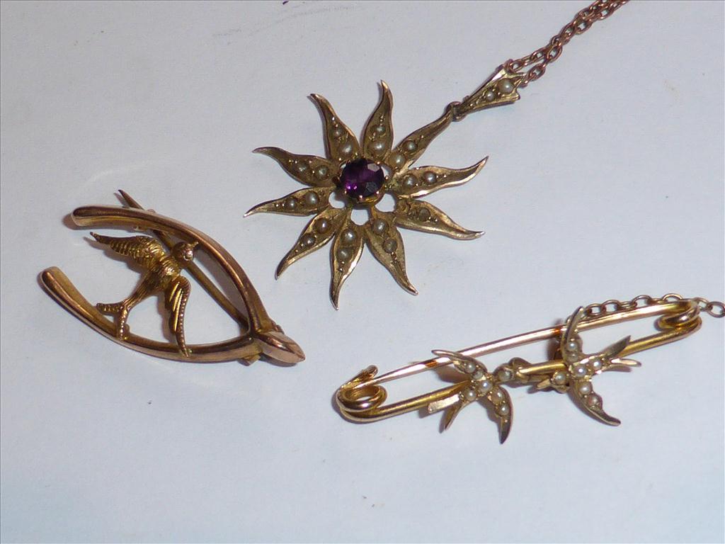 9CT GOLD GARNET AND PEARL SUNBURST NECKLACE, 9CT BLUE BIRD BROOCH AND ONE OTHER WITH SEED PEARL