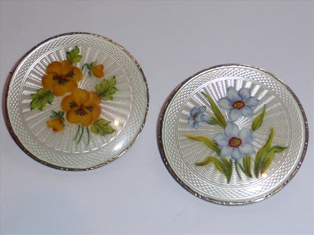 2 VERY GOOD QUALITY SILVER BROOCHES WITH ENAMELLED FLORAL DECORATION WWG&S BIRMINGHAM 1972Postage