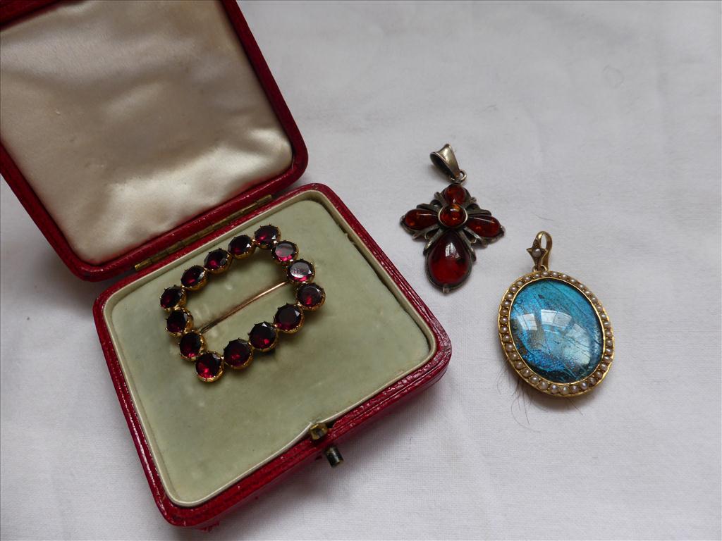 RECTANGULAR YELLOW METAL BROOCH SET WITH GARNETS, OVAL BUTTERFLY WING AND PEARL PENDANT AND AN AMBER