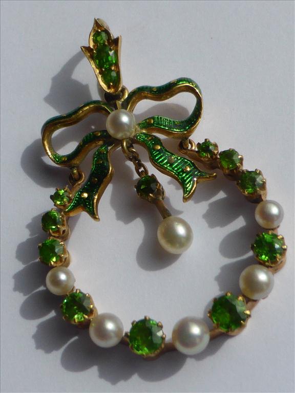 EDWARDIAN PERIDOT AND PEARL RIBBON AND BOW SUSPENSION PENDANT AND A PR. PEARL AND GARNET