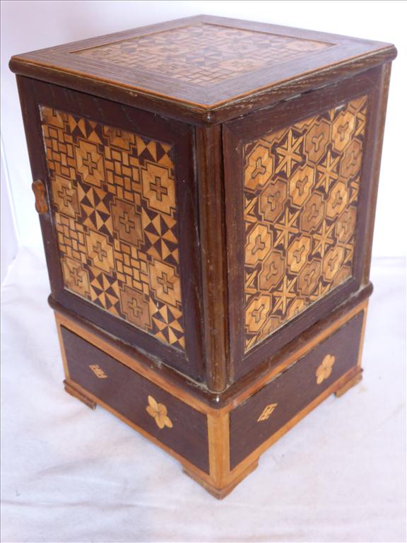 UNUSUAL TUNBRIDGE WARE CIGAR BOX OF SQUARE SECTION WITH EACH SIDE HINGED TO REVEAL THE FITTED