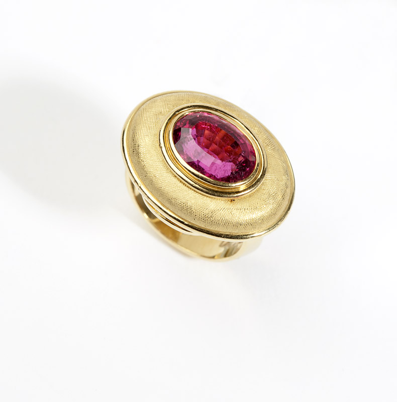 70 A pink tourmaline and gold ring, Silverhorn18K gold, stamped for Silverhorn, centering a