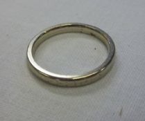 18ct white gold band weight approx 2g - size approx K 1/2