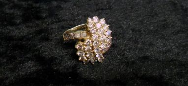 18ct gold diamond cluster ring with approx 37 diamonds - size approx Q 1/2