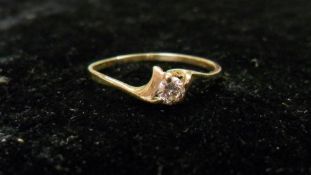 18ct gold diamond ring approx 0.12ct - approx size O