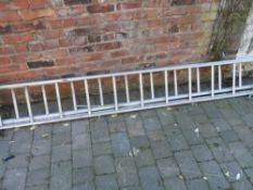 Aluminium extending ladder