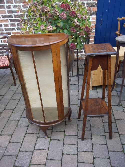 Sm 1930's bow fronted display cabinet with 2 glass shelves & a plant stand