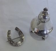 Silver pepperette & silver horse shoe brooch Lon 1827 - approx wt 0.9 oz