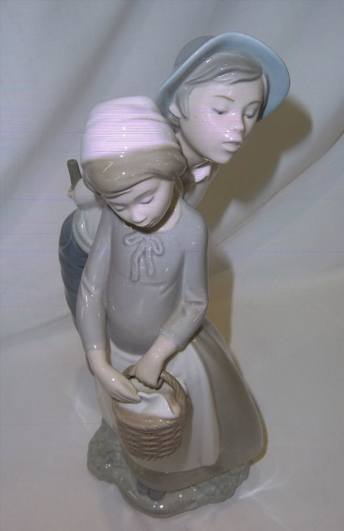 Nao figurine - boy & girl with basket