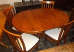 Pine single pedestal extending table with 4 chairs