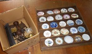 Sel of miniature collectable plates with wooden shelving & sel of doorknobs/fittings