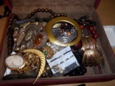 Sel. costume jewellery inc. beads, earrings, brooches etc.