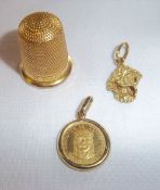 9ct gold thimble, gold caciques mounted coin and mined nugget total wt approx. 7.8g