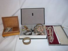 Sel. costume jewellery inc. wristwatches, beads, bangle, brooches, rings etc.